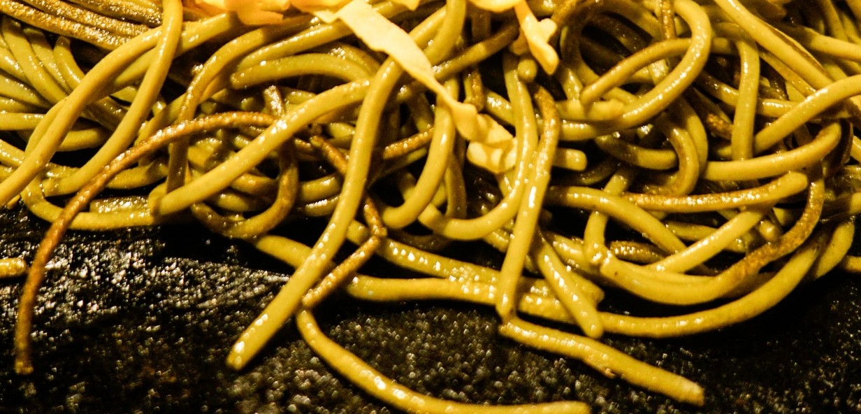 瓦で香ばしく焼けた茶そばのカリカリ部分